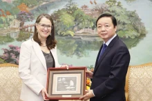 越南政府副总理陈红河会见加拿大气候变化大使凯瑟琳·斯图尔特。（图片来源：越通社）