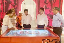河内市领导检查为越法会议的准备工作。