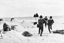 1975年4月25日，126团海军特工力量进攻解放长沙群岛的山歌岛。（图片来源：越通社）