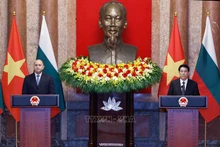越南国家主席梁强与保加利亚总统鲁门·拉德夫举行联合新闻发布会。（图片来源：越通社）
