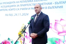 鲁门·拉德夫总统在11月24日会见越南友好组织联合会越南与保加利亚友好协会及曾在保加利亚学习、工作的越南友人时发表讲话。（图片来源：越通社）