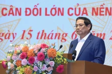 政府总理范明正在会上发表讲话。