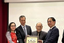 越南外长裴青山会见旅法越南人代表。