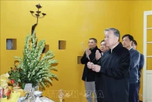 苏林总书记在67号屋敬香纪念胡志明主席。