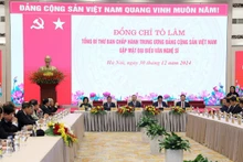 越共中央总书记苏林与全国文学艺术工作者代表会面。