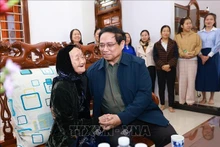 范明正总理看望慰问越南英雄母亲阮氏话。（图片来源：越通社）