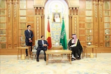 越南政府总理范明正与沙特阿拉伯王储兼首相穆罕默德·本·萨勒曼·本·阿卜杜勒阿齐兹·阿勒沙特举行会谈。（图片来源：越通社）