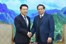 越南政府总理范明正会见老挝政府副总理沙伦塞·贡马西。