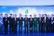 与会代表合影。（图片来源：越通社）
