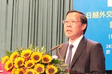 胡志明市人民委员会主席潘文买在纪念典礼上发表讲话。