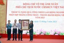 国家副主席武氏映春向煤炭行业工人和劳动者赠送慰问品。