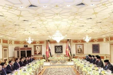 越南政府总理范明正与文莱达鲁萨兰国苏丹举行会谈。