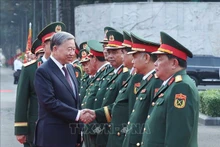 苏林总书记来到第七军区视察。（图片来源：越通社）