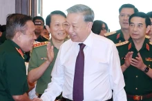 苏林总书记会见曾经参加胡志明战役的将领、人民武装力量英雄代表。