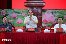 政府总理范明正主持召开关于南方重点交通项目实施情况的各部委和地方会议。（图片来源：越通社）
