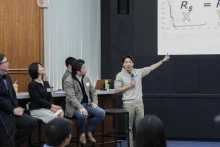 2023年辩论会场景。