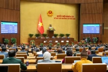 2月19日上午，在第十五届国会第九次特别会议上，全部459名与会代表投赞成票（占国会代表总数的96.03%）通过了国会关于河内、胡志明市城铁网络系统发展特殊机制、政策的决议。（图片来源：越通社）
