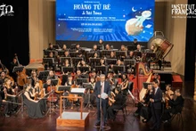 法国驻越南大使尼古拉斯·沃纳里在《小王子》的特色音乐表演上发表讲话。