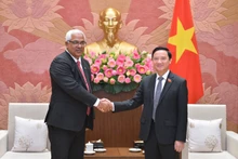 越南国会副主席阮克定和古巴司法部长马丁内斯。（图片来源：国会门户网站）