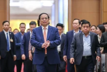范明正总理和与会代表。（图片来源：VGP）