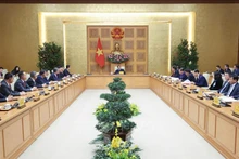 越南政府总理范明正会见中国驻越南大使何炜。
