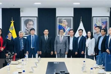 越南建筑玻璃与陶瓷总公司代表团与委内瑞拉国家工业和生产部举行工作会谈。（图片来源：越通社）