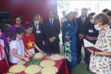 泰国公主玛哈·扎克里·诗琳通参观体验当地农产品展区。（图片来源：越通社）