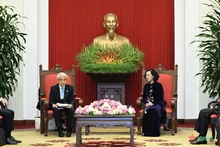 越共中央书记处常务书记张氏梅会见日本参议院议长尾辻秀久。（图片来源：越南人民军队报）