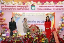 阮攸老越双语学校隆重举行新学年开学典礼。