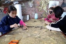 太平省艺人着力守护银雕技艺的精华。（图片来源：越通社）