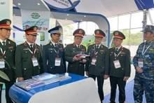 越共中央委员、国防部副部长黄春战上将参观18兵团的展位（图片来源：人民军队报）