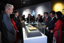 代表们参观阮朝宝物。（图片来源：互联网）