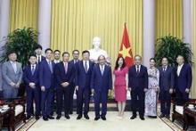 越南国家主席阮春福会见韩国乐天集团董事长辛东彬。