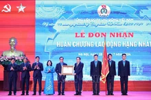 国会主席陈青敏在会议上向越南劳动总联合会授予一等劳动勋章，表彰其近5年来的优秀成绩。