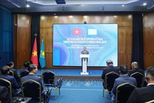 对哈萨克斯坦进行国事访问期间，当地时间5月6日傍晚，越共中央总书记苏林造访了哈萨克斯坦总统直属国家行政学院，并发表政策演讲。（图片来源：越通社）