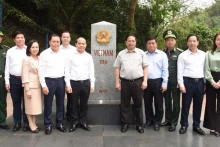 越南政府总理范明正在谅山省调研期间于4月21日上午探访了友谊国际口岸，对谅山省部分经济社会发展项目开展实地考察。（陈海 摄）