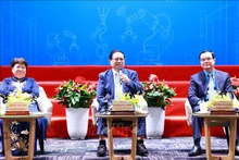 政府总理范明正在论坛上发表讲话。