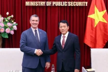 越共中央委员、越南公安部副部长梁叁光上将与美国国土安全部运输安全管理局（TSA）局长戴维·佩科斯克。（图片来源：越通社）