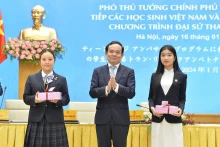 越南政府副总理陈流光会见越南和日本大学生。
