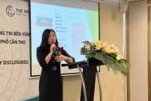 与会代表发表讲话。