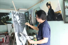 宁平省金山县发艳镇画家陈和平因绘制千幅胡志明主席肖像而广为人知。