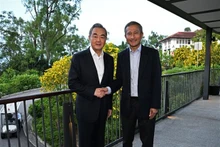 中国外交部长王毅（左）与新加坡外长维文。