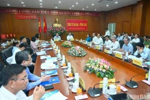 越南国会主席王廷惠与巴地头顿省委常委会举行工作会议。