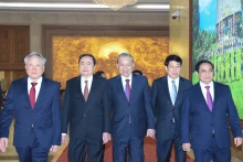 越共中央总书记苏林、国家主席梁强、政府总理范明正、国会主席陈青敏一同出席会议。