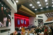 古巴全国人民政权代表大会（国会）默哀一分钟，悼念越共中央总书记阮富仲。（图片来源：古巴驻越南大使馆）
