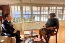 越南驻委内瑞拉兼任圣文森特和格林纳丁斯大使武中美与圣文森特和格林纳丁斯总督苏珊·道根。