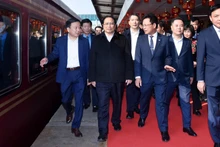 范明正总理检查越南铁路总公司为游客提供服务的豪华旅游列车。