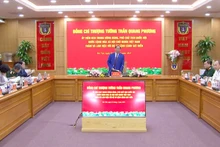 越南国会副主席陈光方上将走访海警司令部。