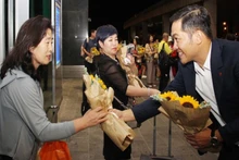 优胜者 (Winner) 国际旅行（越南）有限公司经理何俊明向国际游客团送鲜花表示欢迎。