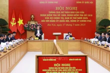 越南国会主席陈青敏与政府总理范明正主持政府党组检查结果草案通报会。